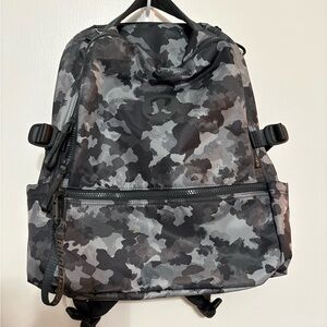 lululemon athletica Men's Camouflage Backpack - Black Gray